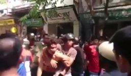 Hà Nội: Gây tai nạn bỏ chạy, tài xế bị dân lột áo hành hung, đập phá xe