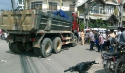 Hai vợ chồng gặp tai nạn khi đi thăm cháu mới sinh