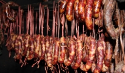 Cảnh báo xúc xích gây ung thư, gà nhiễm độc thạch tín