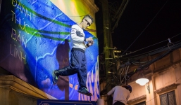 Hà Nội: Thanh niên đứng lơ lửng trên không giữa phố Tây