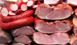 Thịt chế biến sẵn có thể gây ung thư như thuốc lá và thạch tín