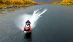 Video: Chiêm ngưỡng màn chạy xe máy trên mặt nước với tốc độ 212 km/h