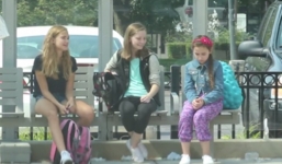 Video: Thử phản ứng của người dân khi nữ sinh bị bắt nạt