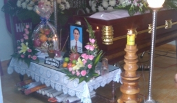 Vợ bàng hoàng chứng kiến chồng uống thuốc độc tự tử