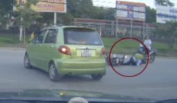 Tạt đầu ôtô, cô gái bị đâm ngã văng xuống đường