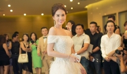 Sao Việt mặc đẹp tuần qua: Ngọc Trinh diện bộ váy đính lông vũ mềm mại, nữ tính