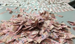 Cụ ông bất ngờ xé nát 170 triệu tiền tiết kiệm