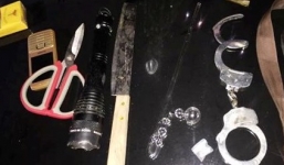 Thiếu nữ và 4 bạn trai mang 'hàng cấm' dạo phố