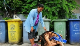 Hoa hậu quỳ gối trước người mẹ ve chai sau khi đăng quang