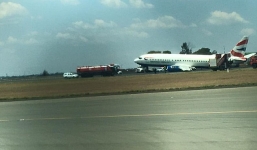 Máy bay lao xuống đường băng khi đang hạ cánh