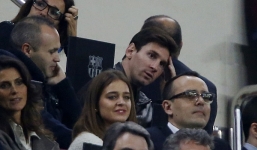 Video: Messi bỏ lỡ pha làm bàn của Suarez do bị fan nữ quấy rầy