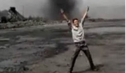 Nam thanh niên liều lĩnh 'tự sướng' trước vòi rồng đen ở Quảng Ninh