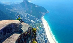 Nhờ say xỉn, chàng trai được đi du lịch từ Âu đến Mỹ