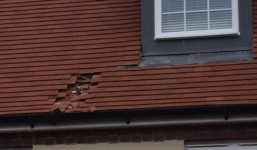 Phân và nước tiểu người rơi từ máy bay làm thủng nhà dân