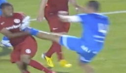 Video: Cầu thủ song phi vào mặt đối thủ ngay trên sân