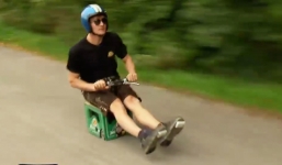 Video: Thú vị với xe máy được chế từ thùng bia phi băng băng trên đường