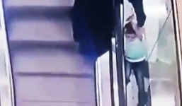 Bé 5 tuổi trượt khỏi tay vịn thang cuốn, rơi xuống 2 tầng nhà