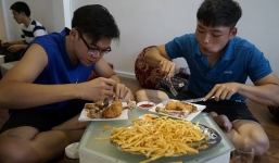 Hà Nội: Tổ chức thi ăn gà rán thưởng 1 triệu đồng