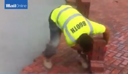 Anh thợ xây phô diễn tốc độ lát gạch siêu nhanh, 90 viên trong 1 phút