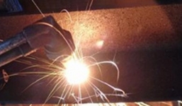 Người đàn ông tử vong trong tư thế đứng dựa tường