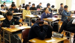 Học sinh Hàn Quốc chịu áp lực học hành lớn nhất thế giới