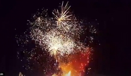 Video: Màn pháo hoa bất đắc dĩ xuất hiện trong đám cháy nhà