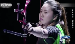 Video: Nữ cung thủ bắn cung xuyên qua 4 quạt điện đang quay