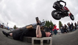Video: 'Dị nhân' nằm trên đinh nhọn để 70 xe máy chạy qua người