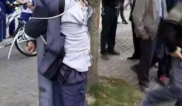 Cha trói kẻ “biến thái” định quấy rối con gái vào cột đèn 