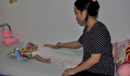 Khởi tố 'bảo mẫu' vụ bé gái 18 tháng tuổi bị ngã chấn thương sọ não