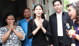 Hoa hậu Thái Lan qùy lạy mẹ bị tố gian dối học vấn