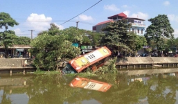 Xe giường nằm 'tắm sông', hành khách cuống cuồng phá cửa kính