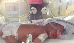 Bé gái suýt bị 'đẻ rơi' trên máy bay