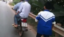 Bố xích con vào xe máy kéo về nhà vì mải chơi game ở Thái Nguyên 