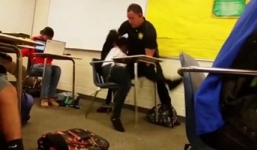 Mỹ: Cảnh sát 'bạo hành' nữ sinh ngay trong lớp học gây phẫn nộ