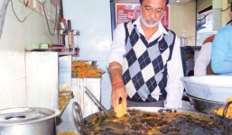 'Siêu nhân' Ấn Độ dùng tay không nhúng dầu nóng 200 độ C