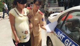 Đi đăng ký xe, bà bầu bất ngờ chuyển dạ trong lúc chờ bấm biển số