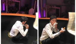 Hoài Linh ngồi xổm, 'gặm' bánh mì trong hậu trường