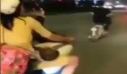 Clip mẹ chở con ngủ gật trên xe máy khiến độc giả Anh 'sốc'