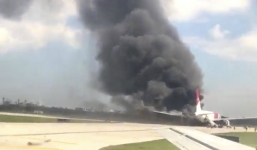 Video: Boeing chở 101 người bốc cháy trên đường băng