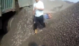 Video: Tài xế Trung Quốc đổ đá vào cảnh sát vì bị phạt