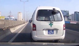 Video: Xe cứu thương tạt đầu, “đánh võng” trả đũa ô tô
