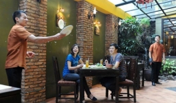 Nhân viên nhà hàng tung hứng cơm niêu đập khiến thực khách 'lác mắt'