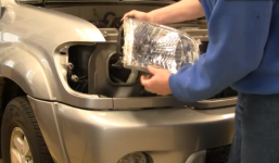 Tự thay bóng đèn pha ôtô trong vài phút