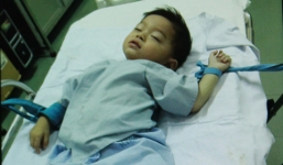 Bé trai nuốt đinh dài 4,5cm được cứu sống thành công