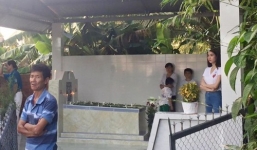 Facebook sao Việt: Ngọc Trinh lặng lẽ, suy tư viếng mộ mẹ