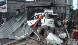 Ô tô mất lái cuốn xe máy vào gầm, 3 người tử vong tại chỗ