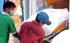 Nữ nhân viên tiếp thị chết trong tư thế quỳ ở nhà tắm