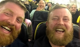 Thú vị với hình ảnh hai người đàn ông lạ giống hệt nhau trên máy bay