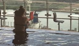 Facebook sao Việt: Hồ Ngọc Hà lặng lẽ ôm con trai giữa tâm bão dư luận